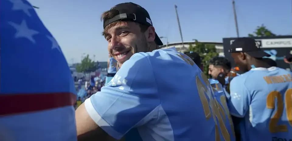 Jugador sonriente en evento con otros compañeros