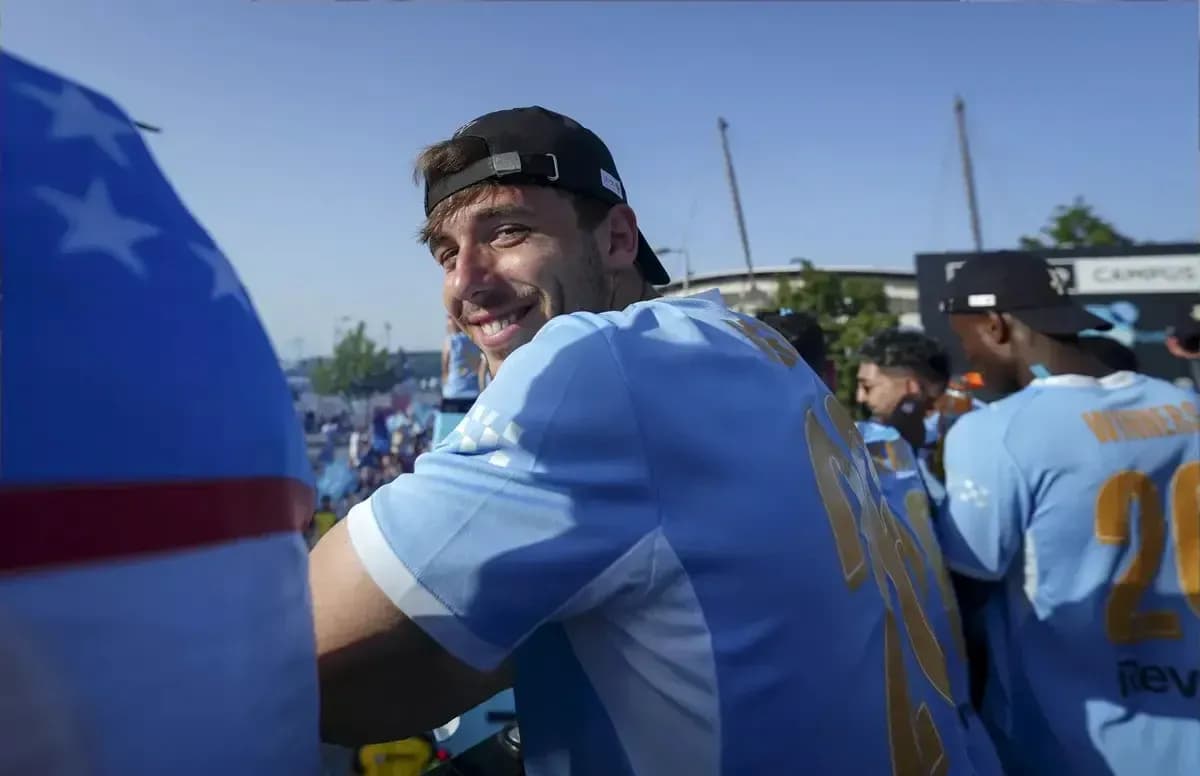Jugador sonriente en evento con otros compañeros