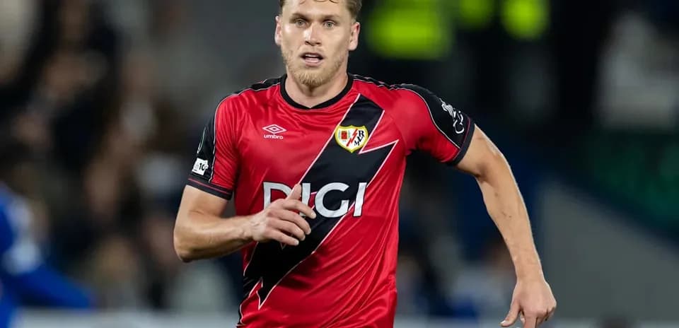 Jugador de Rayo Vallecano corriendo durante un partido