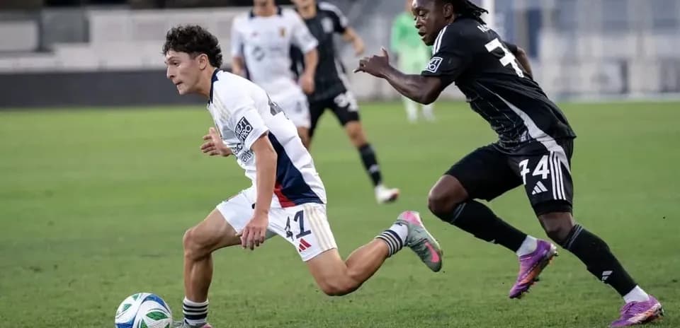 Jugador de Real Monarchs avanzando con el balón