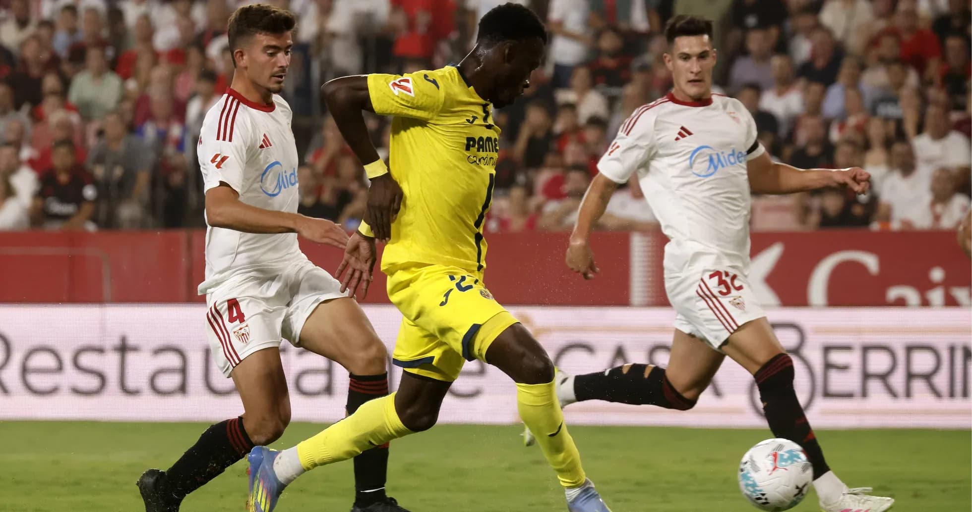 Jugador de Villarreal avanzando con el balón