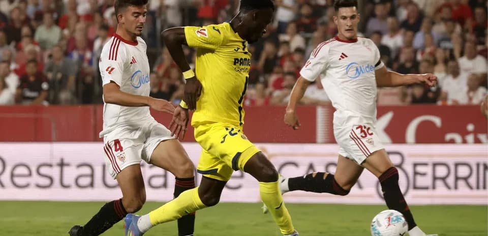 Jugador de Villarreal avanzando con el balón