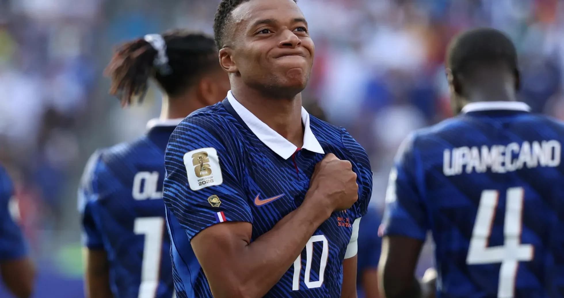 Kylian Mbappé celebrando con el equipo de Francia