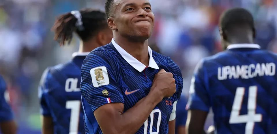 Kylian Mbappé celebrando con el equipo de Francia