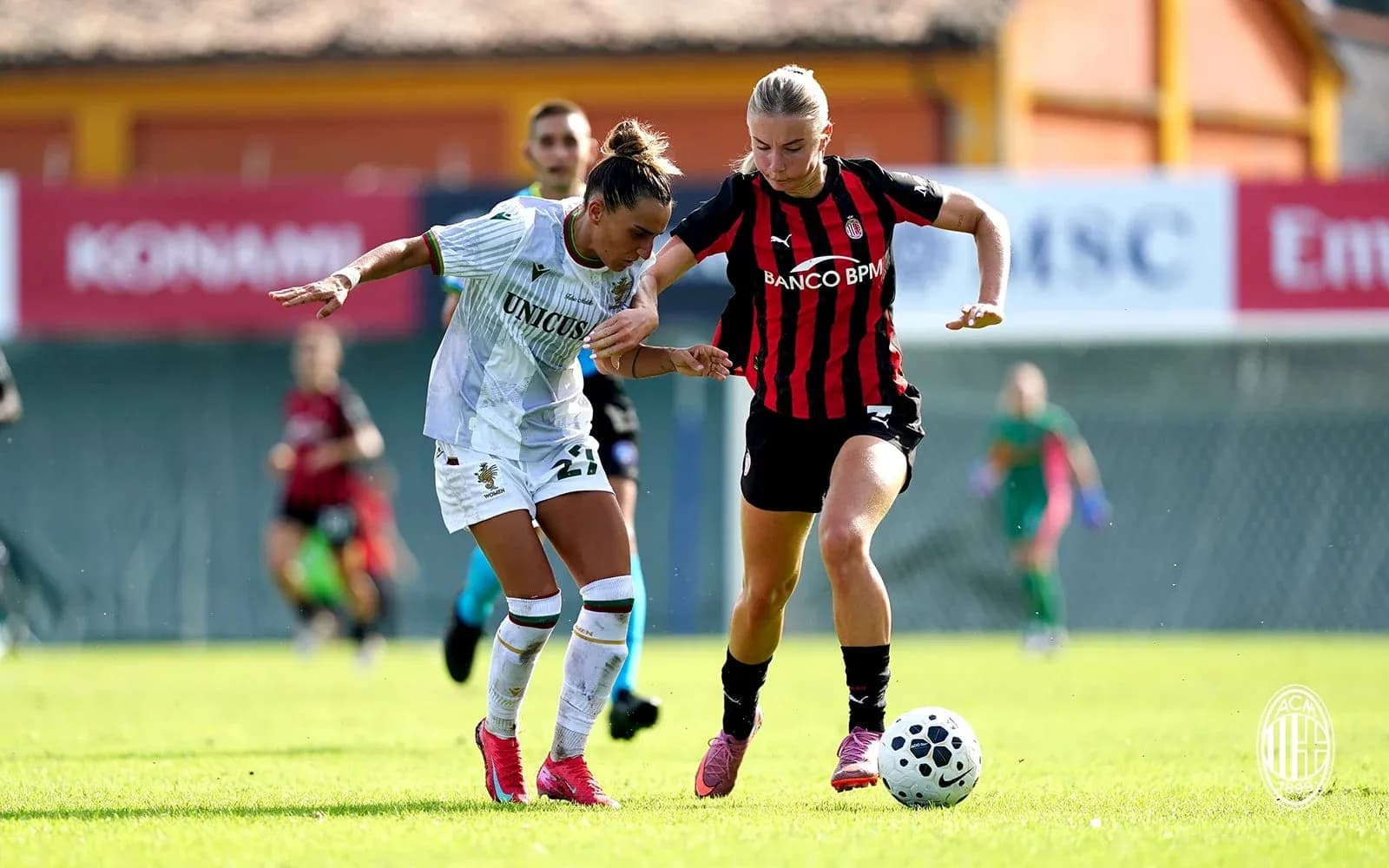 Jugadora de Ternana compitiendo por el balón