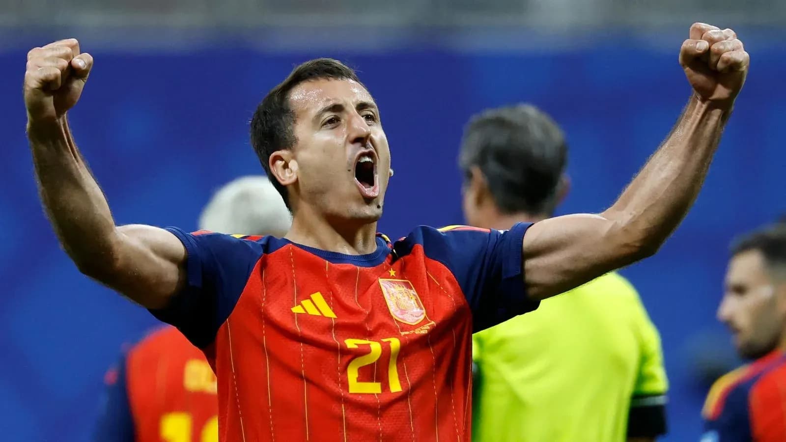 Jugador de España celebrando con los brazos levantados