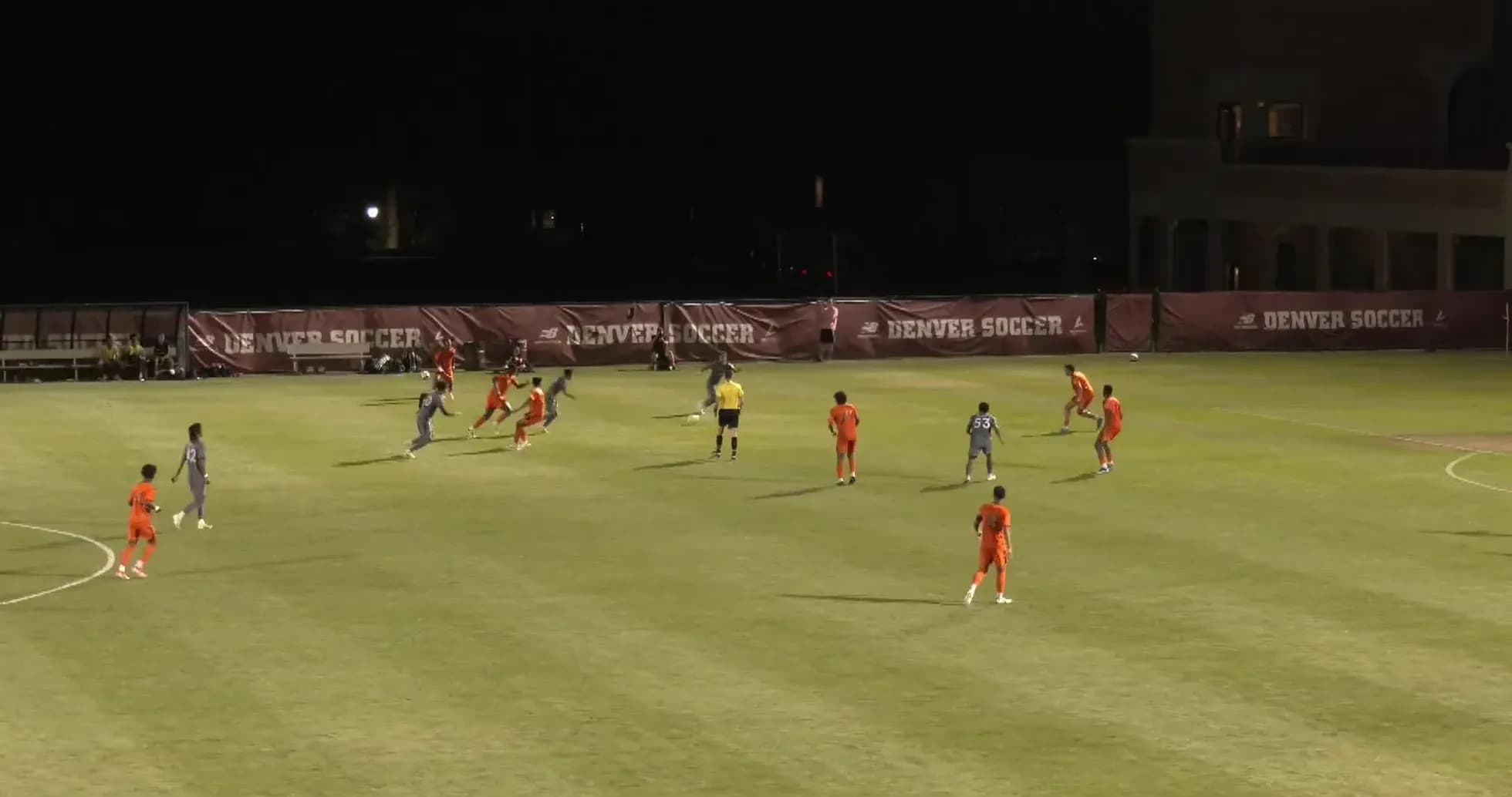 Jugadores en acción durante el partido