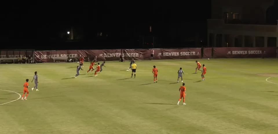 Jugadores en acción durante el partido