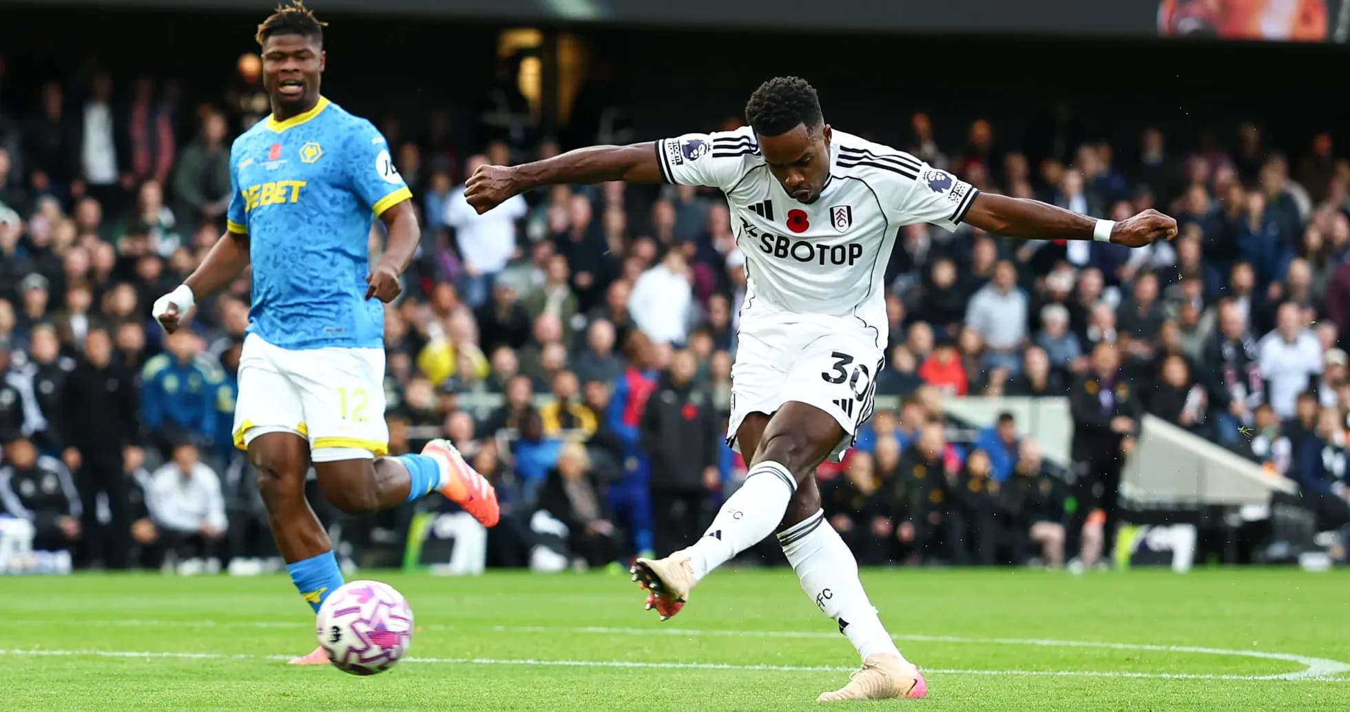 Jugador de Fulham disparando a portería