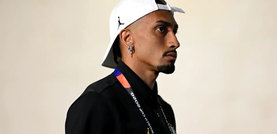Jugador con gorra y collar en evento deportivo