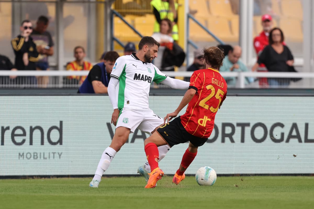 Jugador de Sassuolo enfrentándose a Lecce