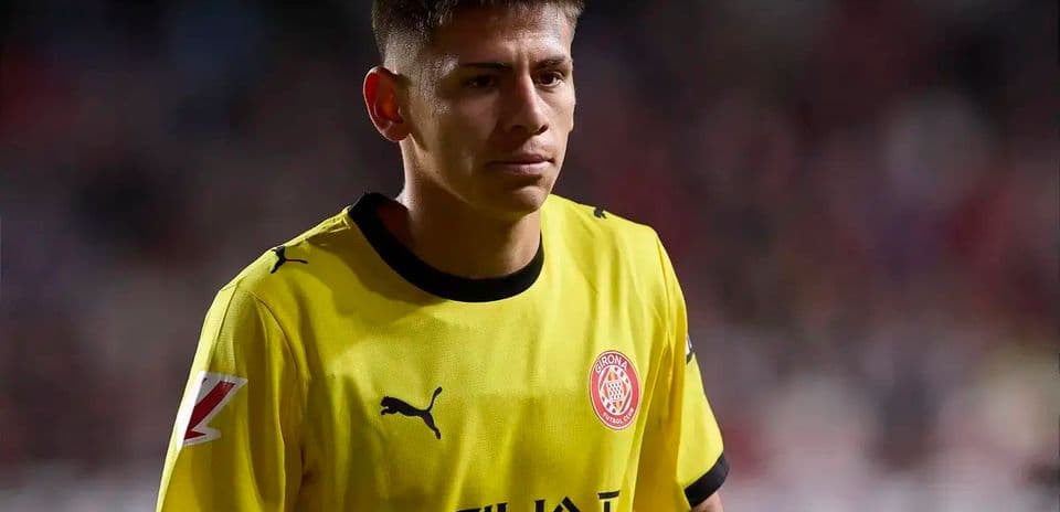 Jugador con uniforme amarillo de Girona CF en el campo