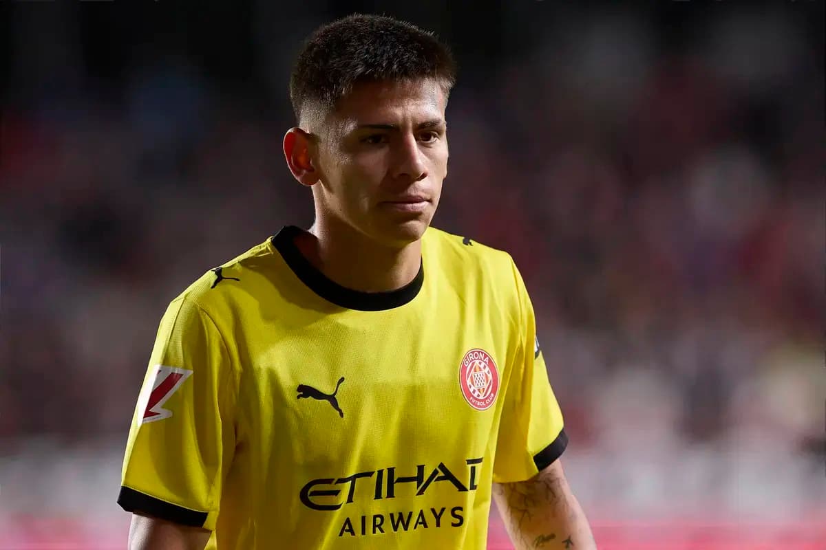 Jugador con uniforme amarillo de Girona CF en el campo