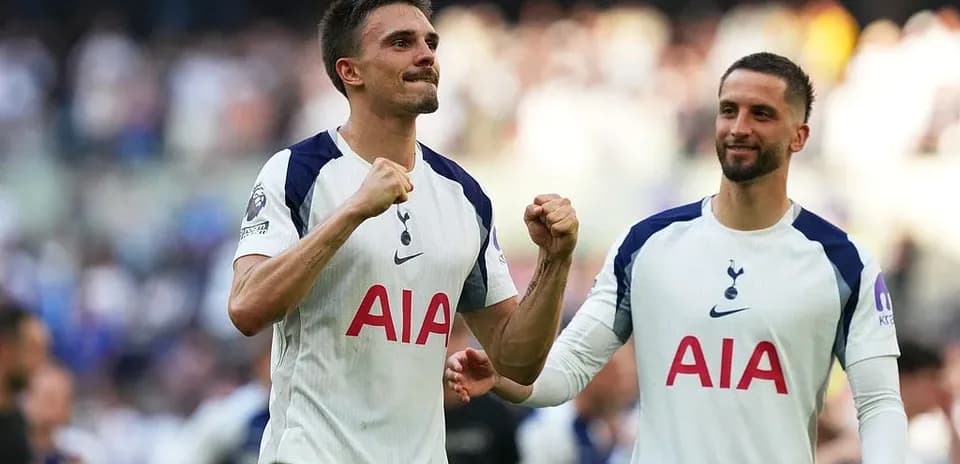Jugadores de Tottenham celebrando una victoria