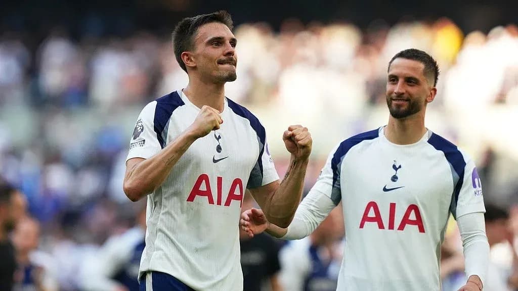 Jugadores de Tottenham celebrando una victoria