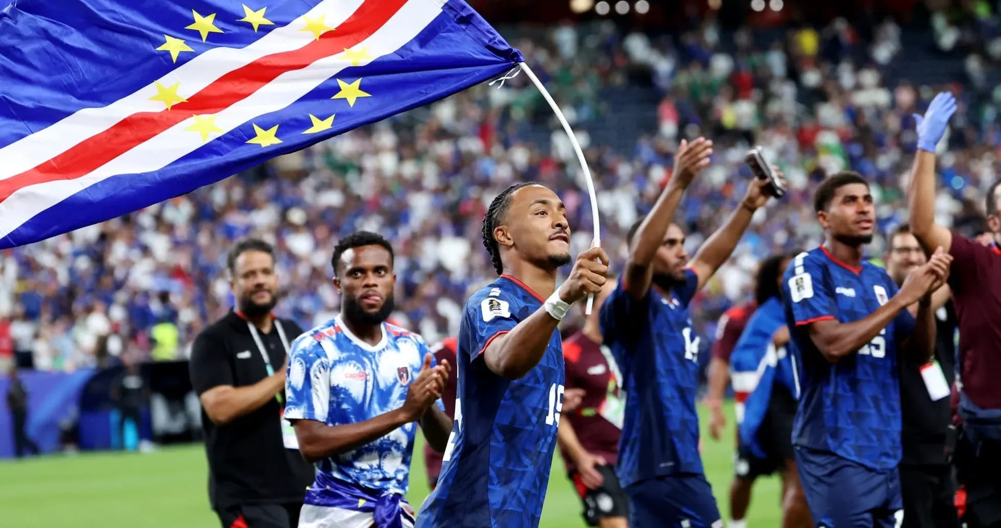 Jugadores celebrando con bandera de Cabo Verde tras el partido