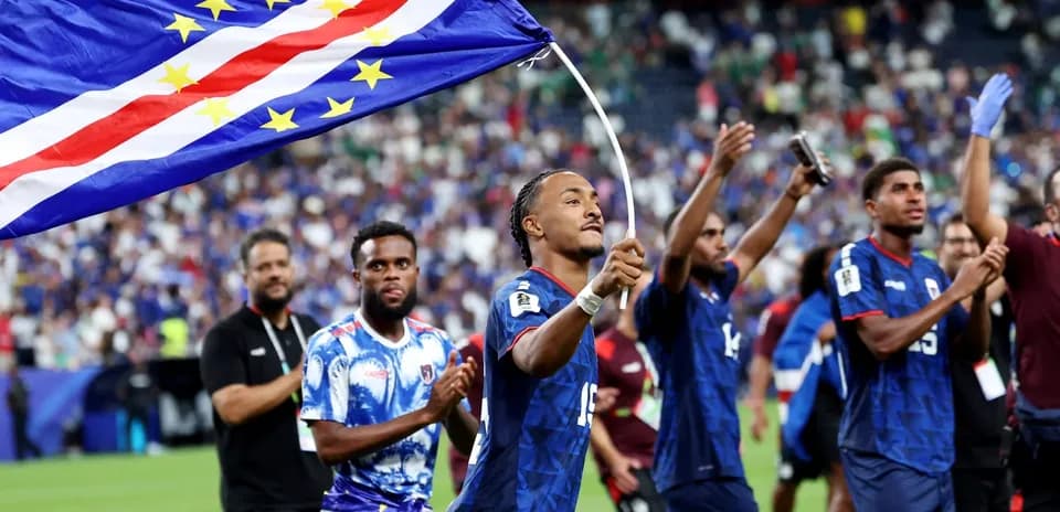 Jugadores celebrando con bandera de Cabo Verde tras el partido
