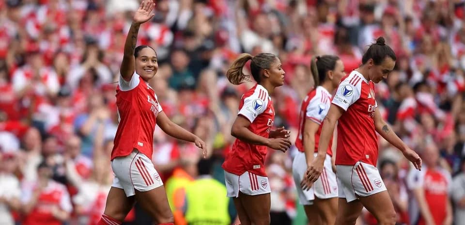 Jugadoras del Arsenal celebrando un gol en el estadio