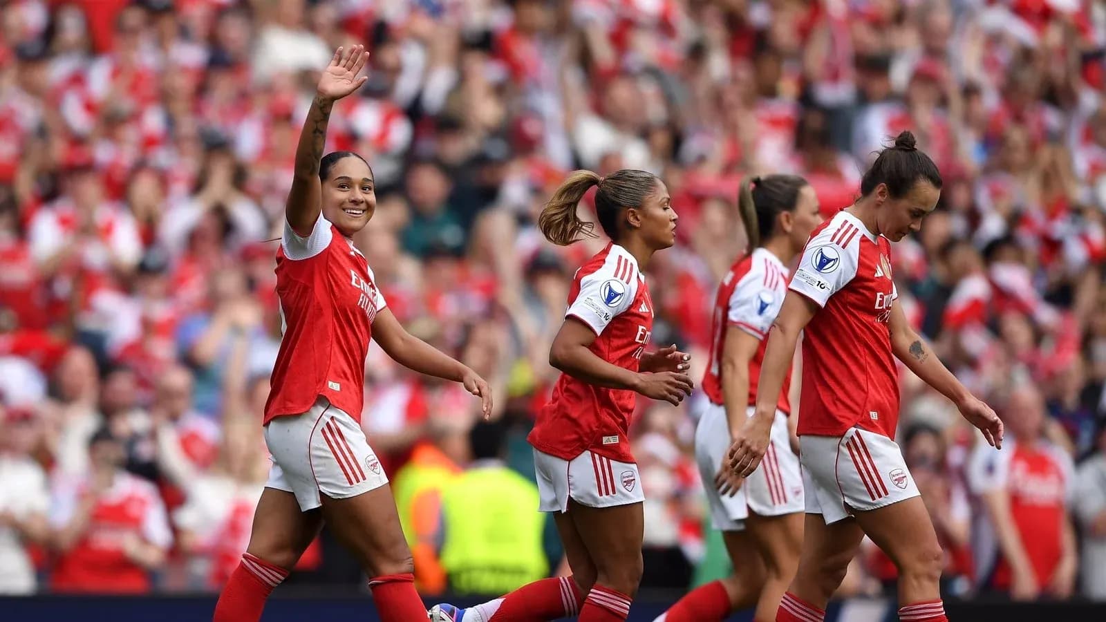 Jugadoras del Arsenal celebrando un gol en el estadio