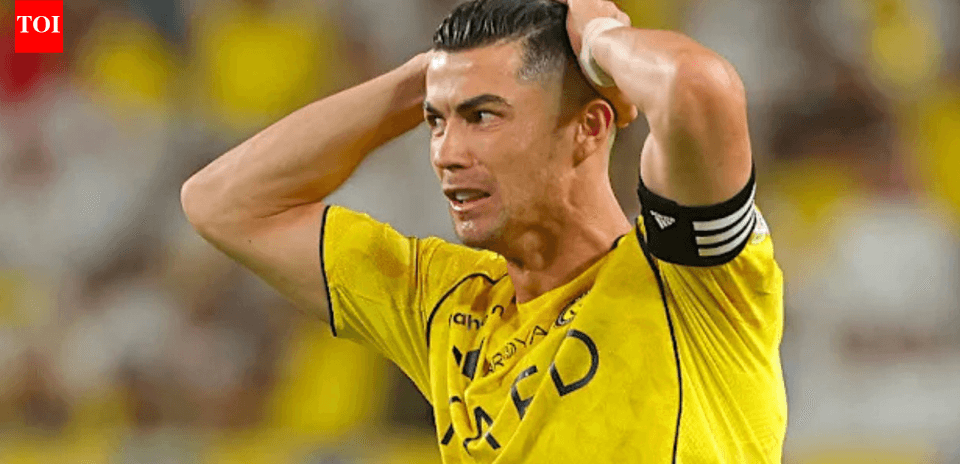 Jugador sosteniendo la cabeza en frustración durante el partido