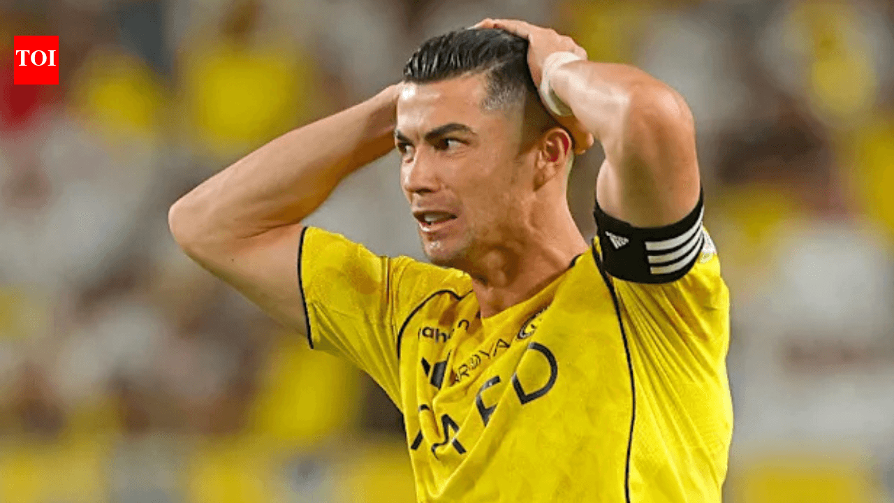 Jugador sosteniendo la cabeza en frustración durante el partido