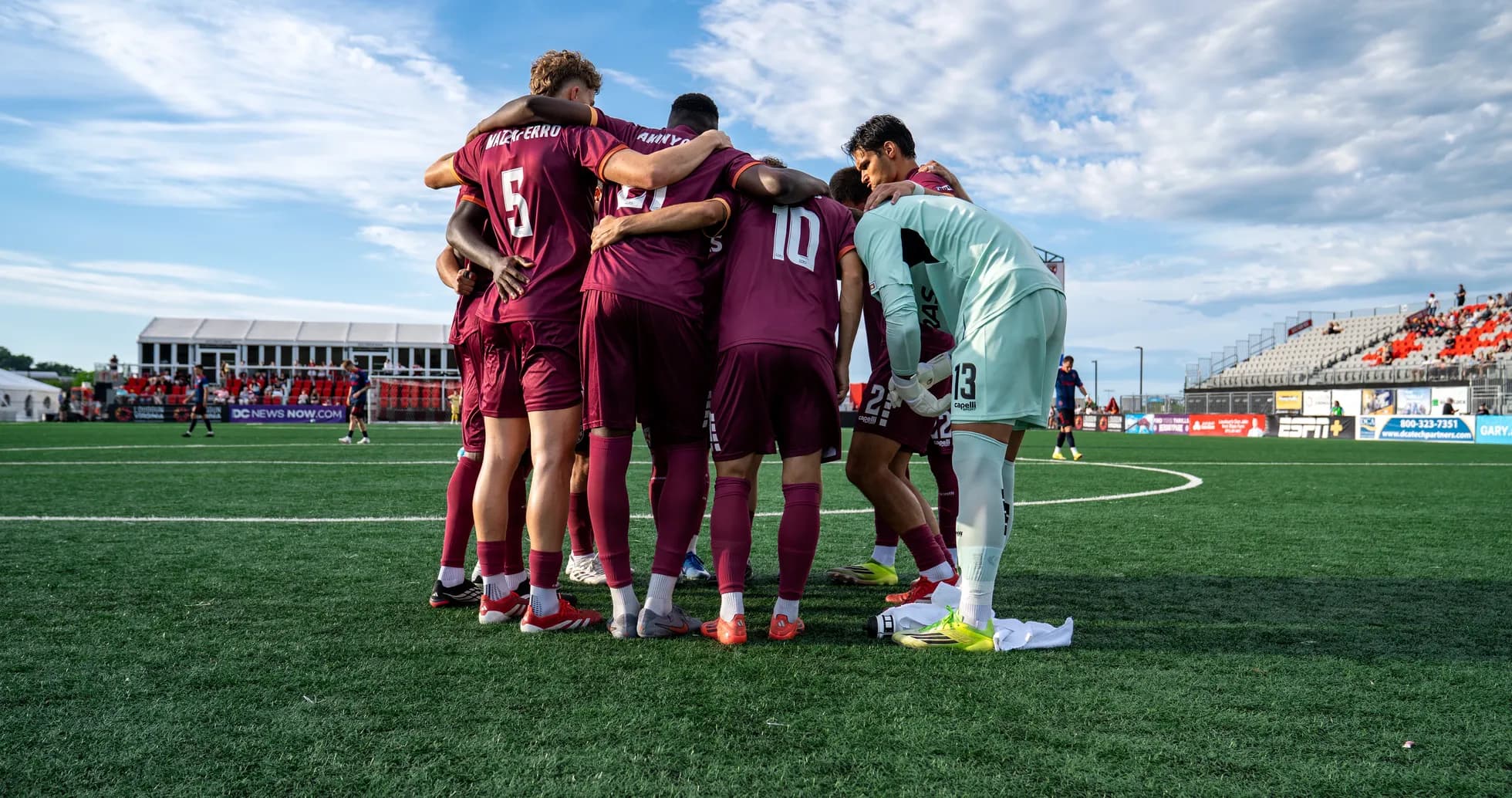 Equipo de Loudoun United en reunión previa al partido