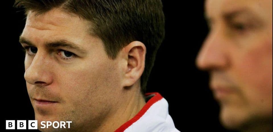 Steven Gerrard y otro hombre en conferencia
