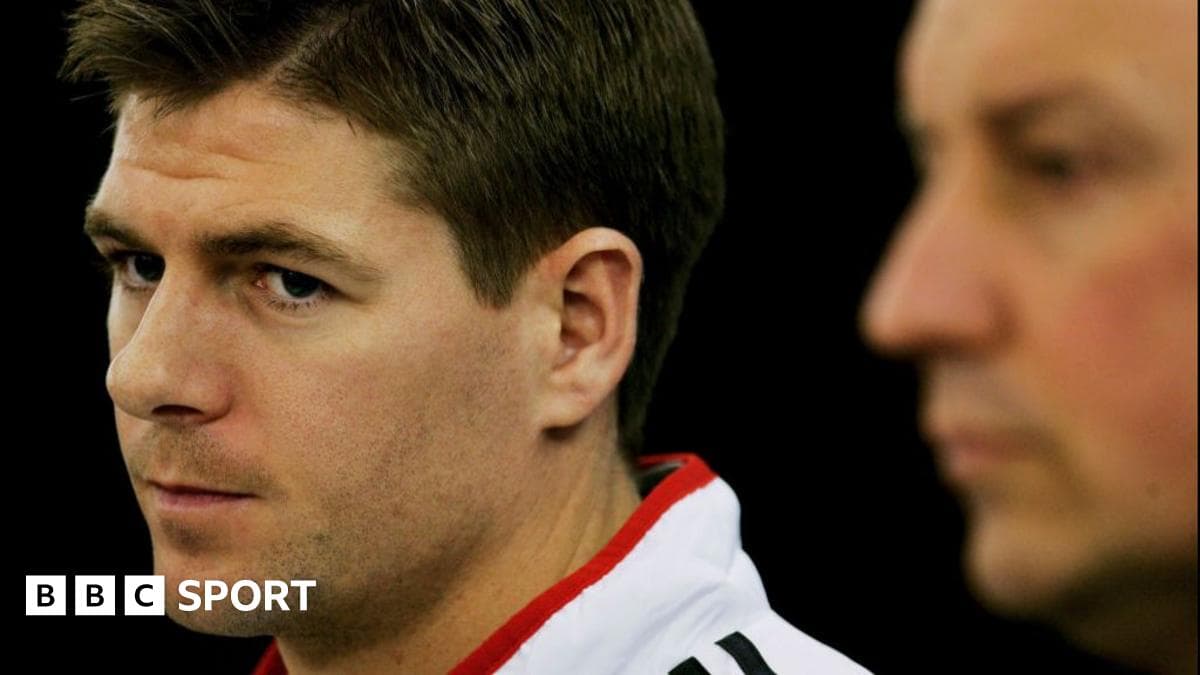 Steven Gerrard y otro hombre en conferencia