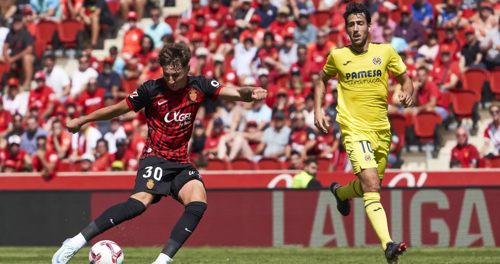 Jugador de Mallorca disparando a puerta