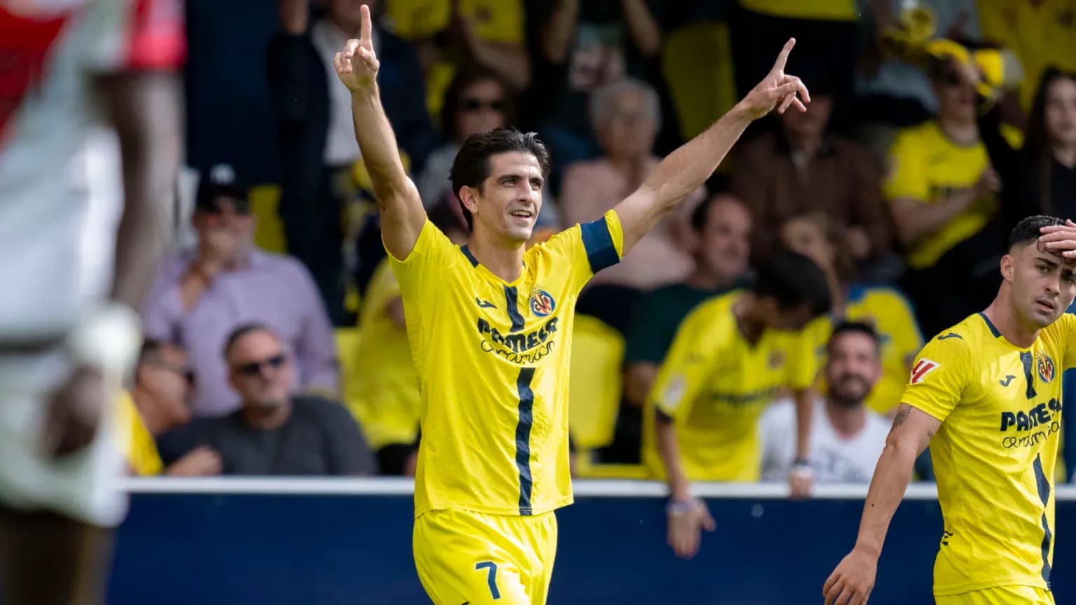 Jugador del Villarreal celebra un gol