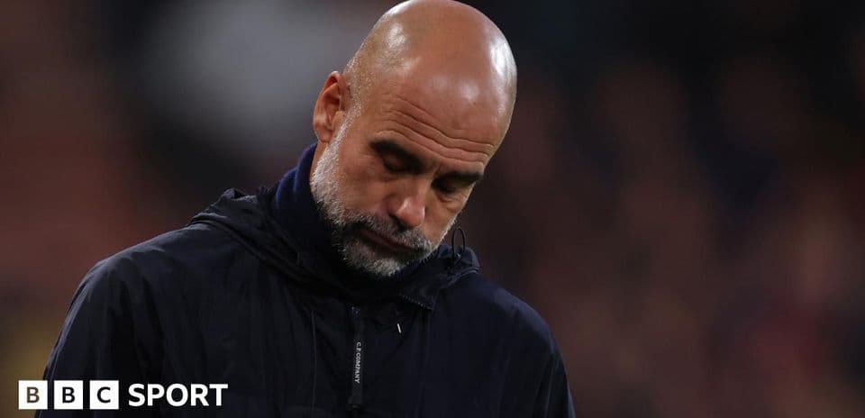 Entrenador mirando hacia abajo en la línea de banda