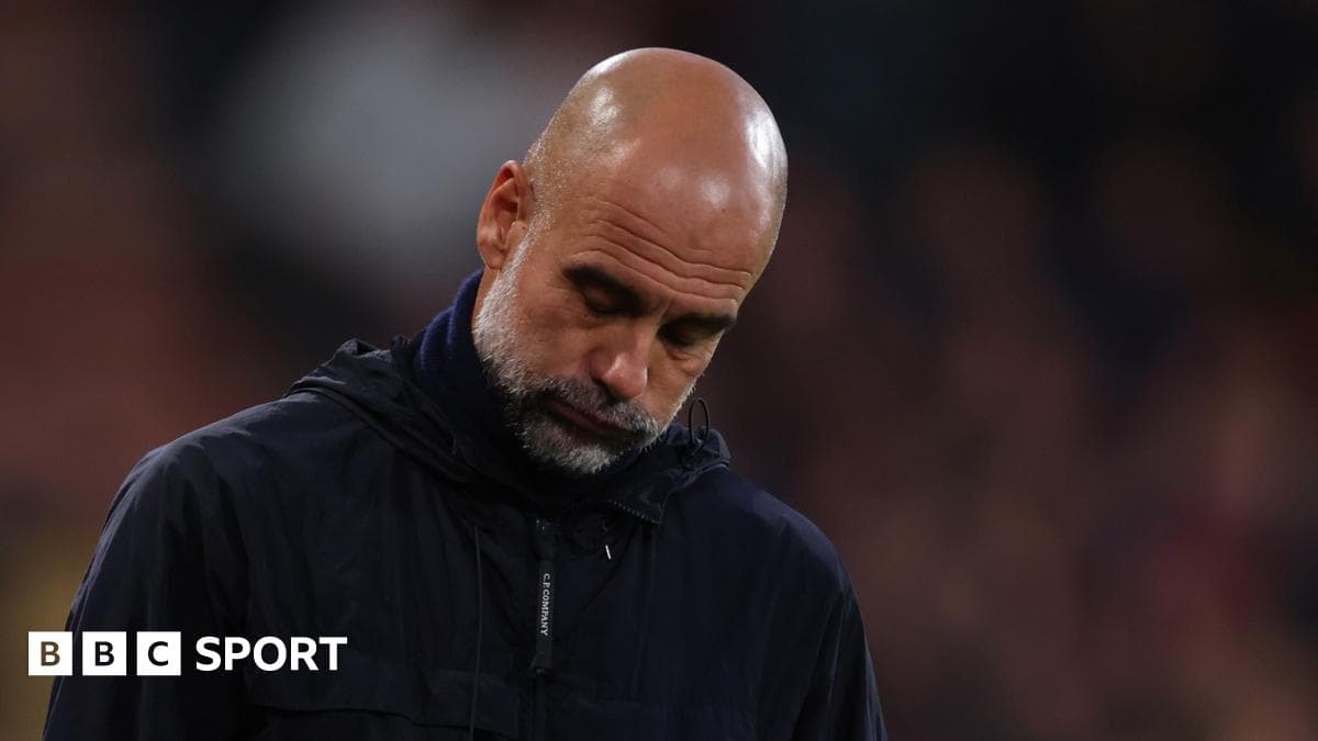 Entrenador mirando hacia abajo en la línea de banda