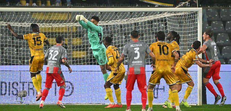 Portero atrapando el balón en partido de fútbol