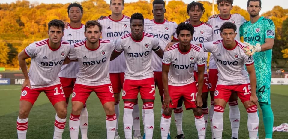 Equipo de North Texas en formación para el partido