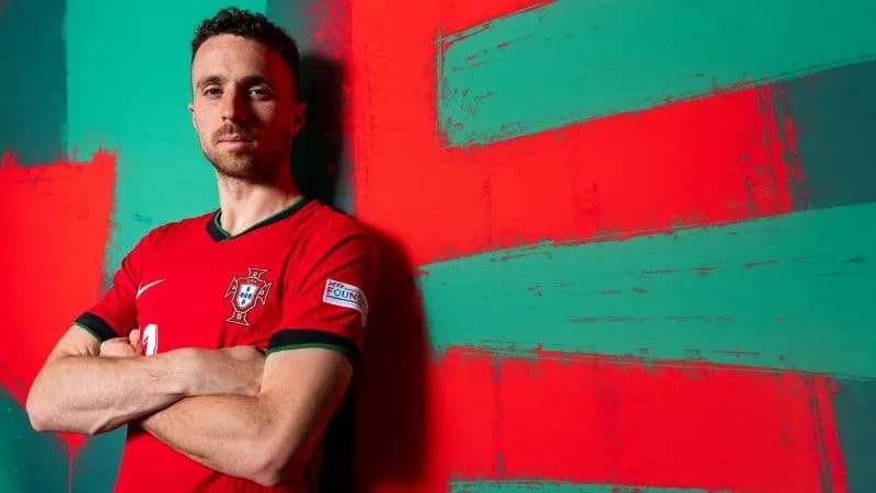 Jugador de Portugal posando con uniforme rojo
