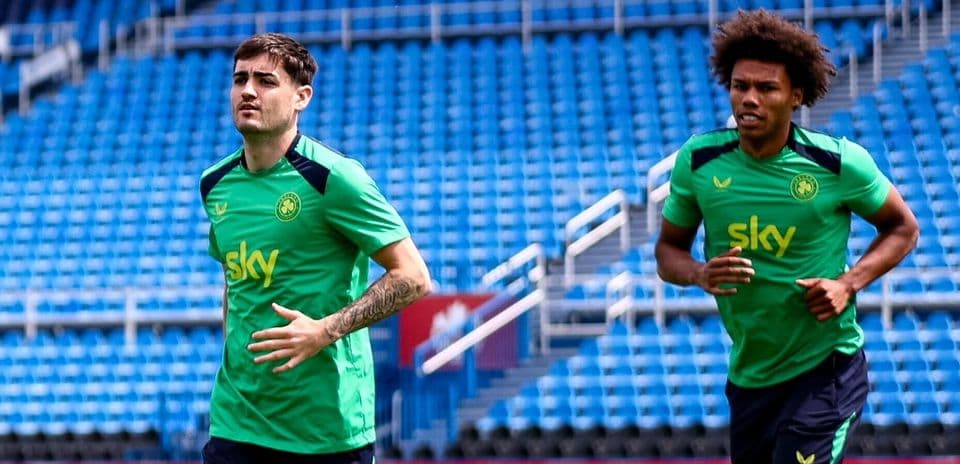 Jugadores corriendo durante sesión de entrenamiento