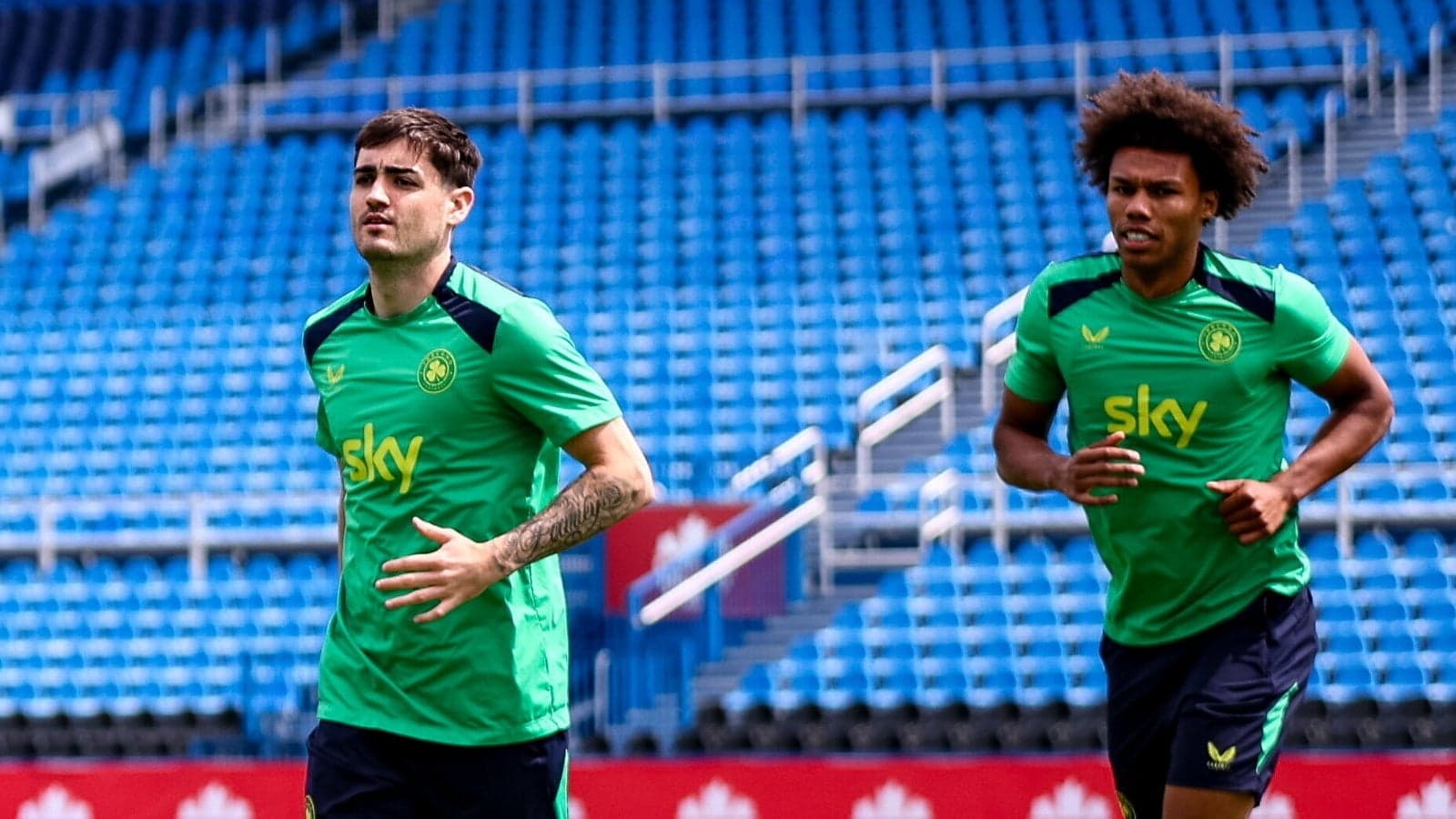 Jugadores corriendo durante sesión de entrenamiento