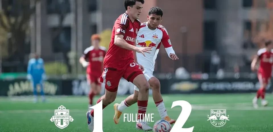 Jugador de Toronto y New York compitiendo por el balón