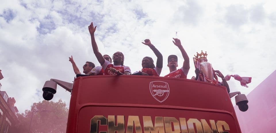 Jugadores de Arsenal celebrando en autobús de campeones