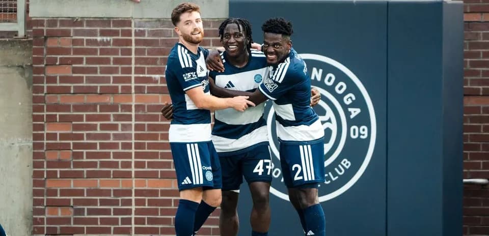 Tres jugadores celebrando un gol de Chattanooga