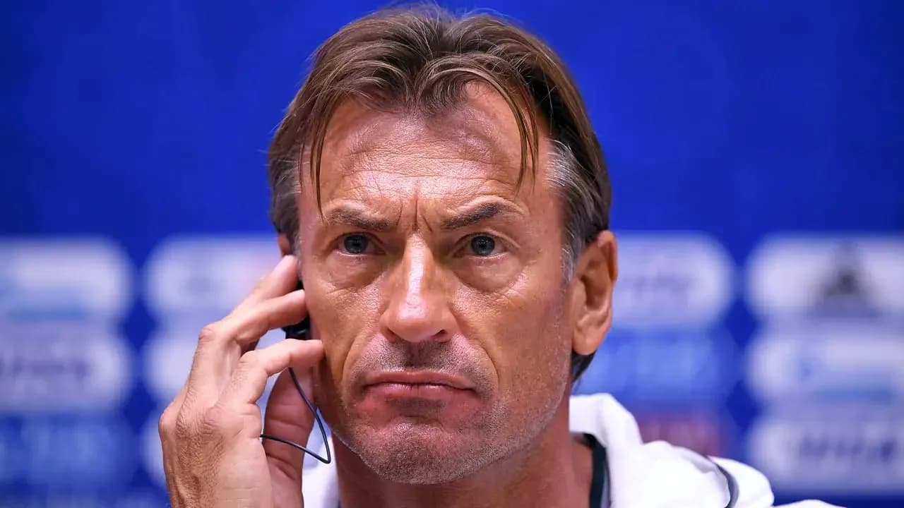 Entrenador escuchando durante una conferencia de prensa
