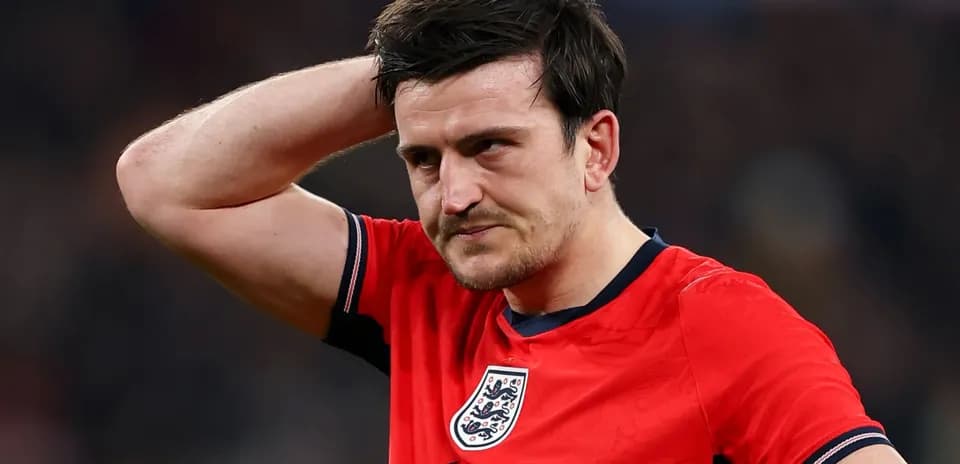 Jugador de Inglaterra con camiseta roja, preocupado