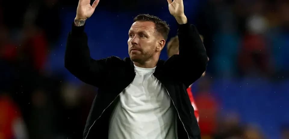 Entrenador saludando al público tras el partido