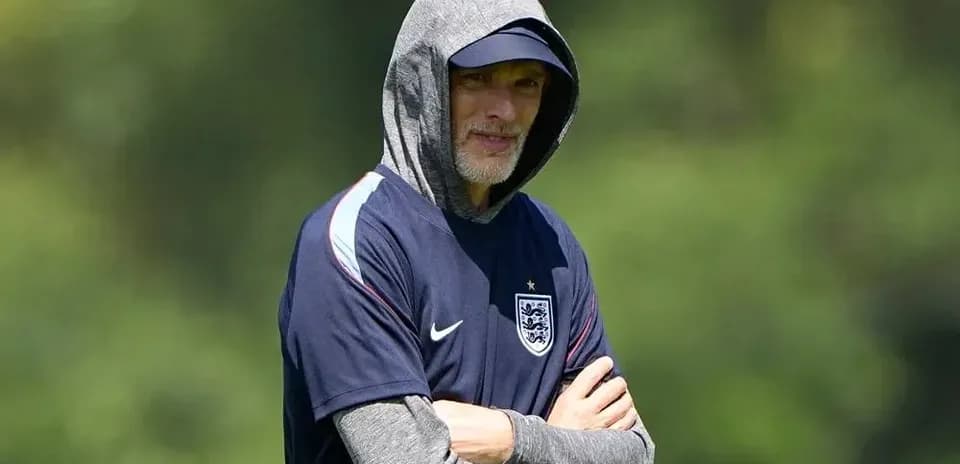 Entrenador con capucha en sesión de entrenamiento