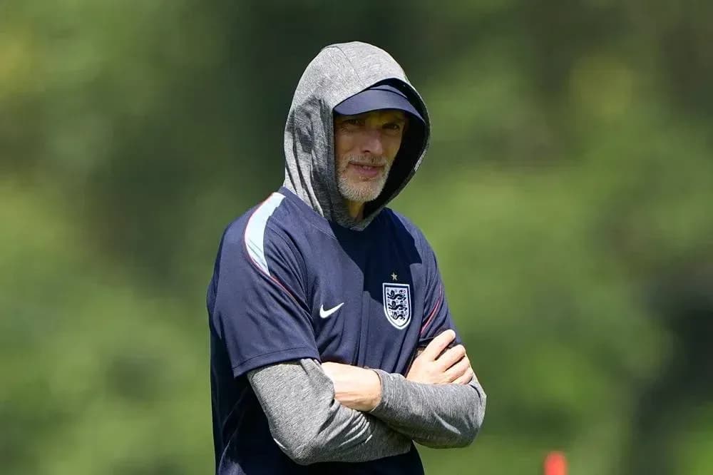 Entrenador con capucha en sesión de entrenamiento