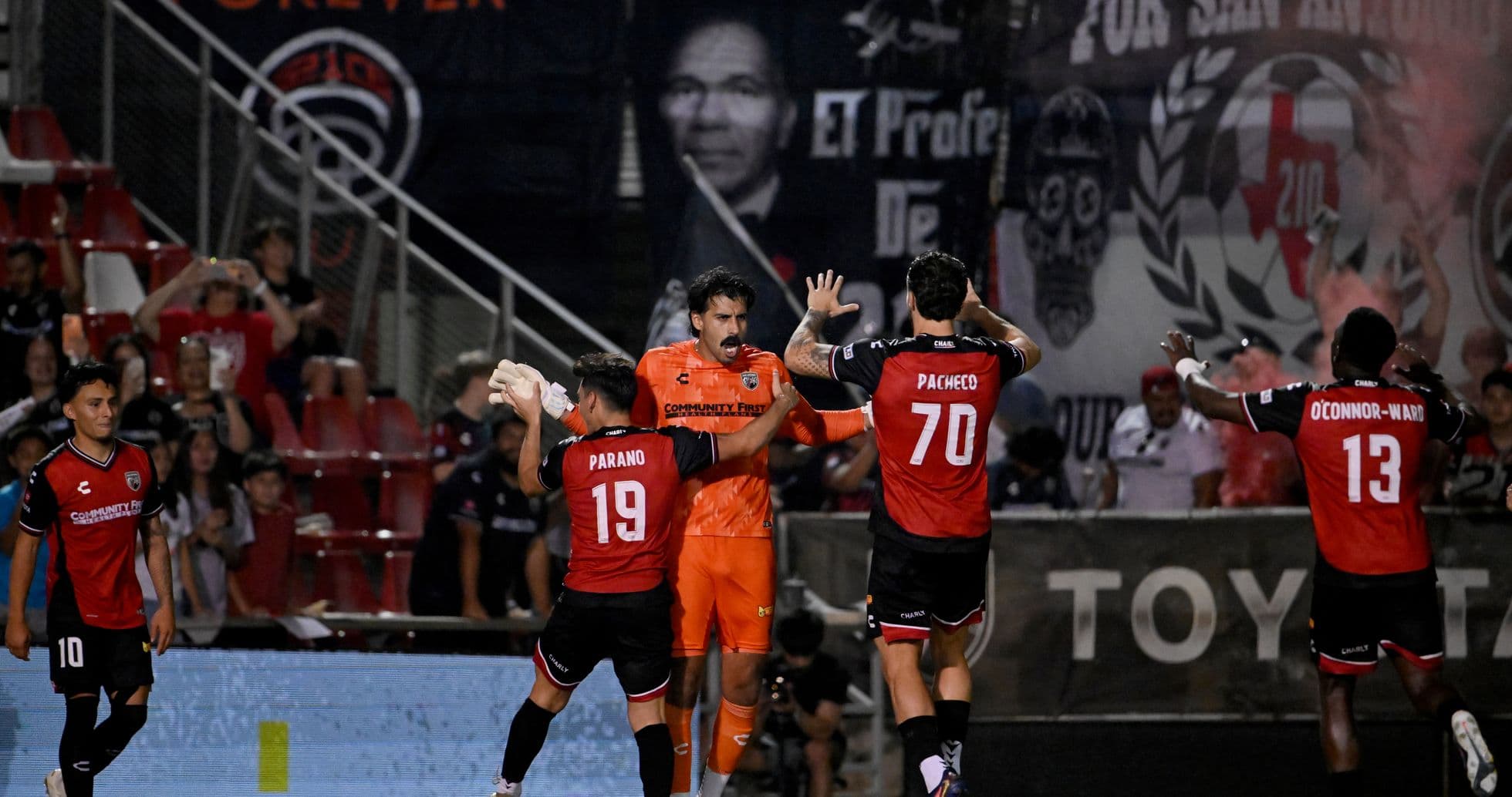 Jugadores de San Antonio celebrando en el partido