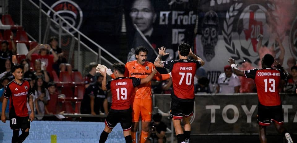 Jugadores de San Antonio celebrando en el partido