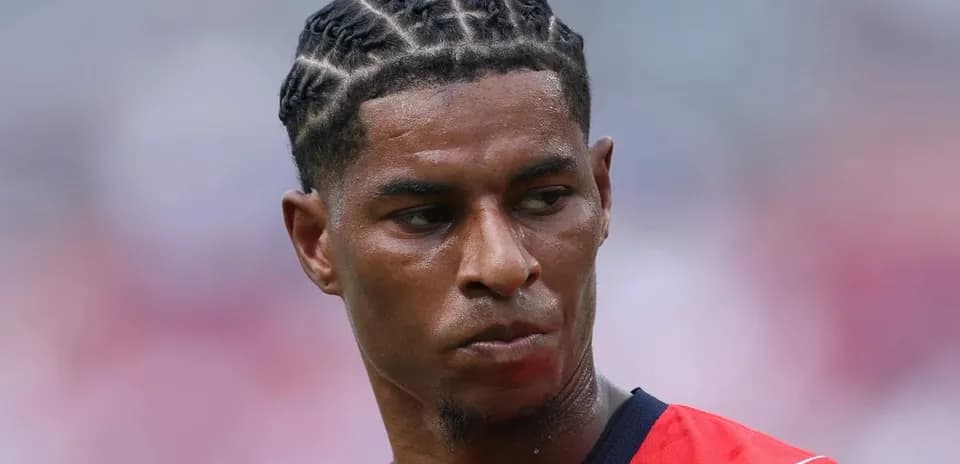 Jugador con trenzas en uniforme rojo durante partido