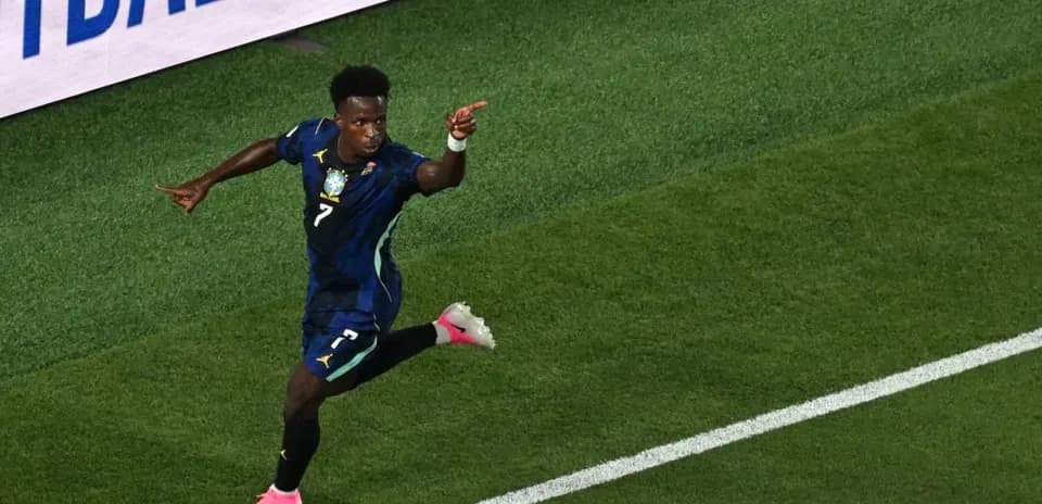 Jugador señalando tras anotar un gol en partido