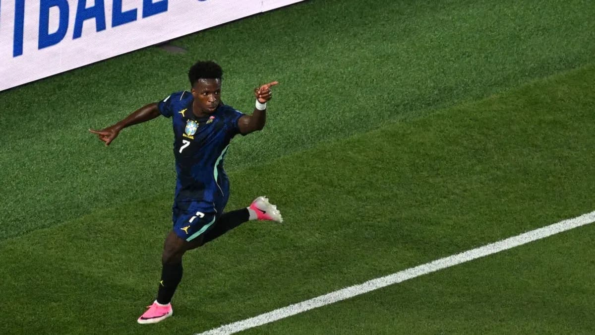 Jugador señalando tras anotar un gol en partido
